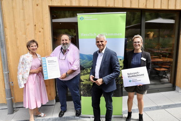 Übergabe der "Naturpark-Marktscheune"-Urkunde für den WÄLDER:Genuss-Regionalmarkt