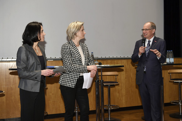 Bei der Abschlussveranstaltung „Dialog und Perspektive Handwerk 2025“ am 30. Januar 2017 stellten Wirtschaftsministerin Dr. Hoffmeister-Kraut und Landeshandwerkspräsident Reichhold die Ergebnisse eines gemeinsamen Strategieprojekts vor. Diskutiert wurden wichtige Handlungsfelder für ein zukunftsfähiges baden-württembergisches Handwerk.