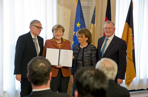 Auszeichnung Verleihung des Eugen-Bolz-Preises 2017 an Angela Merkel Bundeskanzlerin Angela Merkel (2.v.l.) mit den früheren Trägern des Eugen-Bolz-Preises Robert Antretter (l.), Charlotte Knobloch (2.v.r.) und Ministerpräsident a.D. Erwin Teufel (r.)