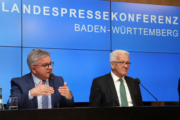 Pressekonferenz Baden-Württemberg profitiert von Europa Ministerpräsident Winfried Kretschmann (r.) und Europaminister Guido Wolf (l.) (Bild: Staatsministerium Baden-Württemberg)
