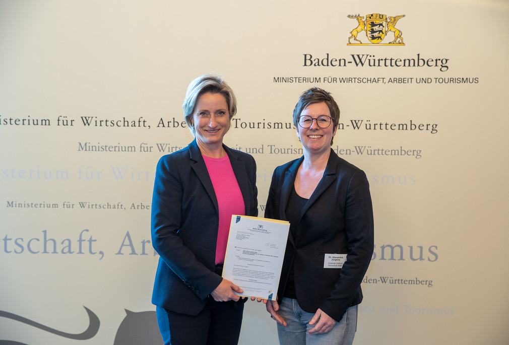 Die Ministerin für Wirtschaft und Tourismus Frau Dr.Nicole Hoffmeister-Kraut übergibt die Förderbescheide für berufliche Bildung an die Bildungseinrichtungen in Baden-Württemberg.
