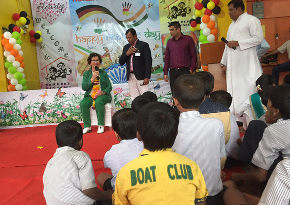 Delegationsreise Ministerpräsident Kretschmann besucht Indien Gerlinde Kretschmann besucht die Einrichtung für Straßenkinder von Don Bosco in Mumbai