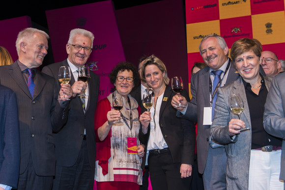 Delegationsreise Ministerpräsident Kretschmann besucht Indien Gruppenbild auf dem Weinfest „Stuttgart meets Mumbai“