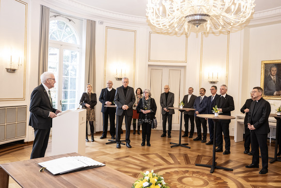 Kirche Treueversprechen des designierten Bischofs von Rottenburg-Stuttgart Ministerpräsident Winfried Kretschmann (links) bei seiner Ansprache, ganz rechts steht der designierte Bischof von Rottenburg-Stuttgart, Prälat Dr. Klaus Krämer.