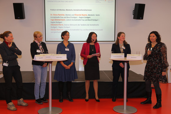 Podiumsdiskussion zwischen fünf Mentorinnen und Mentees (Quelle: Jutta Bogdol)