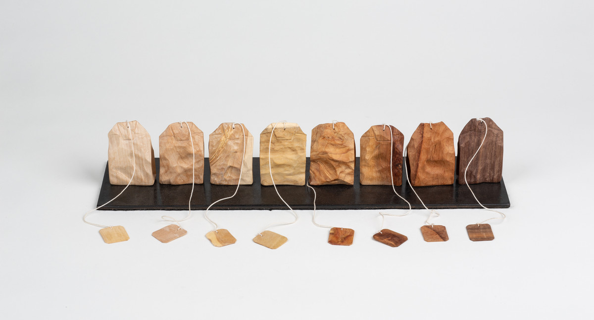 „it`s teatime“ Ahorn, Lindenholz, Flieder, Robinie, Eibe, Pflaumenholz, Birnenholz und Walnussholz, Eisenplatte