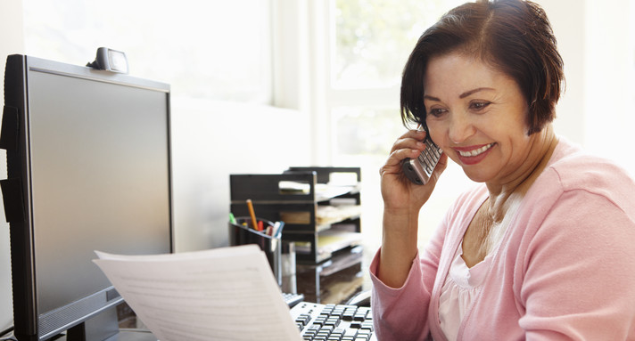 Ältere Frau arbeitet am PC (Quelle:©Monkey Business, stock.adobe.com)