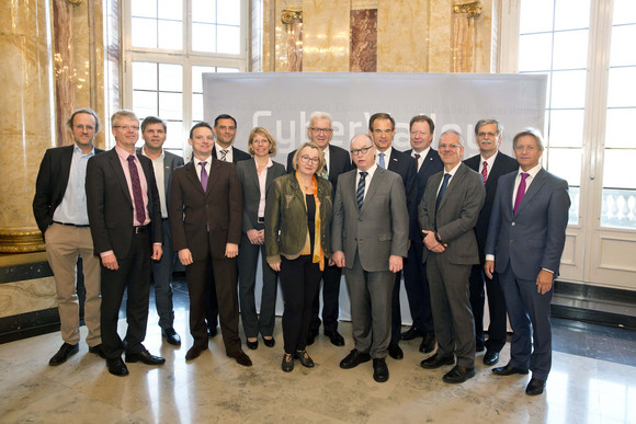 Forschung Europäische Forschungskooperation „Cyber Valley“ startet Gruppenbild der Unterzeichner des Letter of Intent