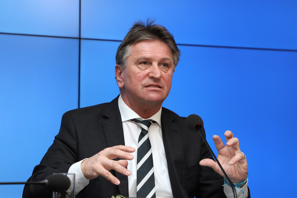 Pressekonferenz Zahl der am Coronavirus Infizierten im Land steigt Gesundheitsminister Manne Lucha bei der Regierungspressekonferenz (Bild: Staatsministerium Baden-Württemberg)
