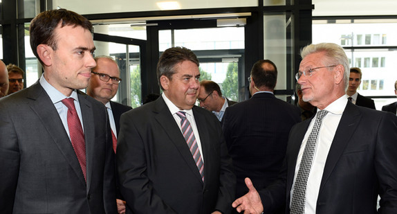 Wirtschaftsminister Nils Schmid, Bundeswirtschaftsminister Sigmar Gabriel und Dr. Manfred Wittenstein, Aufsichtsratsvorsitzender und Eigentümer der WITTENSTEIN AG (v.l.n.r.) 