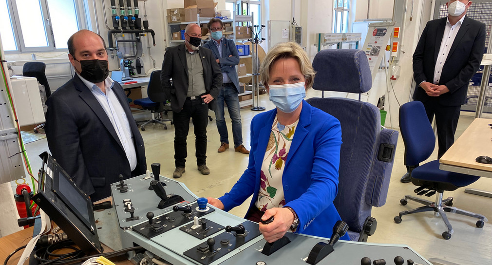 Wirtschaftsministerin Dr. Hoffmeister-Kraut besucht die Firma Alstom am 23. Mai 2022