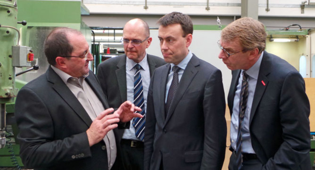 Finanz- und Wirtschaftsminister Nils Schmid besichtigte im Rahmen der Tour de Handwerk unter anderem die Firma MLT Montage, Löt- und Feinwerktechnik GmbH in Pliezhausen.