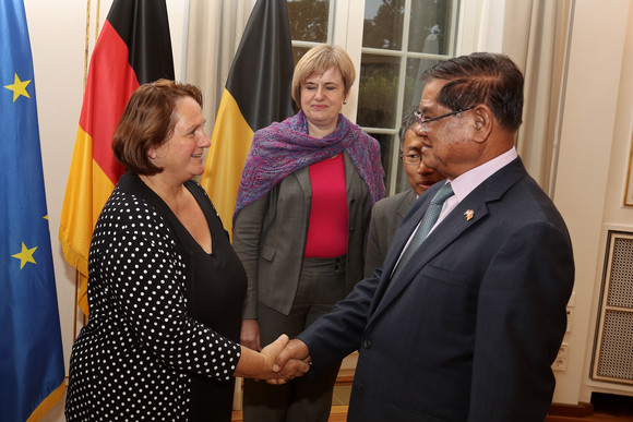 Besuch Schopper empfängt stellvertretenden Premierminister von Kambodscha Staatsministerin Theresa Schopper (l.) und der stellvertretende Premierminister und Minister des Inneren von Kambodscha, Samdech Krolahom Sar Kheng (r.) (Bild: Staatsministerium Baden-Württemberg)
