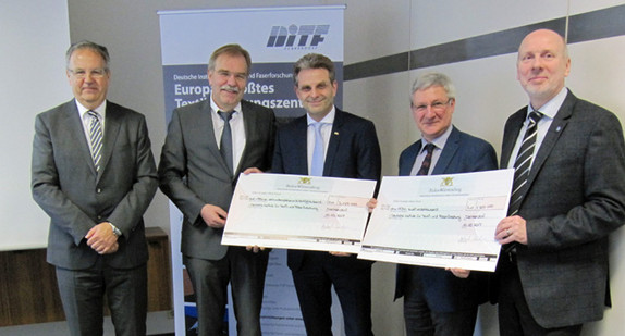 Ministerialdirektor Hubert Wicker bei der Übergabe der Förderbescheide an Vertreter der DITF am 10. März 2017 in Denkendorf. 
