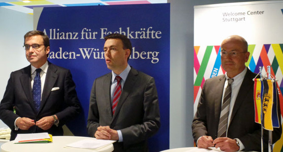 Wirtschaftsminister Nils Schmid (Mitte), der Botschafter Spaniens, Garcia-Berdoy Cerezo (links) und  Dr. Walter Rogg, Geschäftsführer der Wirtschaftsförderung Region Stuttgart GmbH stellen die Leitlinien für eine faire Arbeitsmobilität vor.