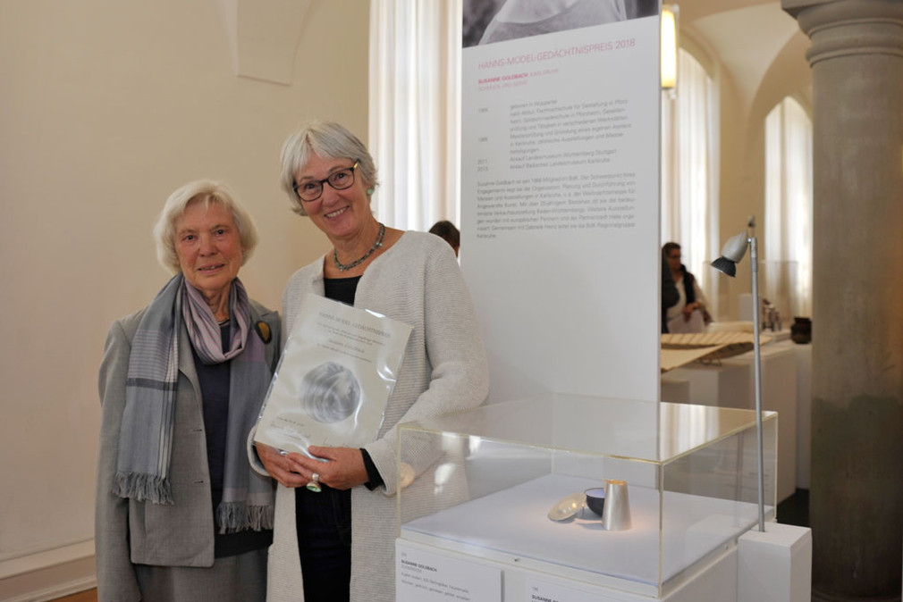 Renate Vest und die diesjährige Preisträgerin Susanne Goldbach