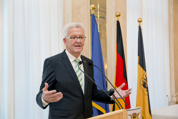 Tag des Ehrenamtes Kretschmann würdigt besonderes ehrenamtliches Engagement Ministerpräsident Winfried Kretschmann (r.) bei seiner Ansprache zu den Gästen