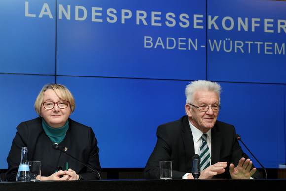 Pressekonferenz Europäische Universität am Oberrhein Ministerpräsident Winfried Kretschmann (r.) und Wissenschaftsministerin Theresia Bauer (l.) bei der Regierungspressekonferenz