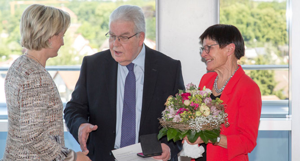 Ministerin Dr. Nicole Hoffmeister-Kraut überreichte an Herrn Dr. Dieter Kress die Staufermedaille