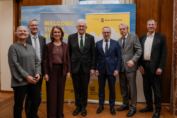 von links nach rechts: Prof. Dr. Karla Pollmann (Rektorin der Universität Tübingen), Prof. Dr. Peter Middendorf (Rektor der Universität Stuttgart), Wissenschaftsministerin Petra Olschowski, Ministerpräsident Winfried Kretschmann, Prof. Dr. Gunther Friedl (Geschäftsführer der Dieter Schwarz Stiftung), Prof. Dr. Jan S. Hesthaven (Präsident des KIT) und Prof. Dr. Oliver Kraft (Vizepräsident Forschung, Lehre und Akademische Angelegenheiten des KIT).