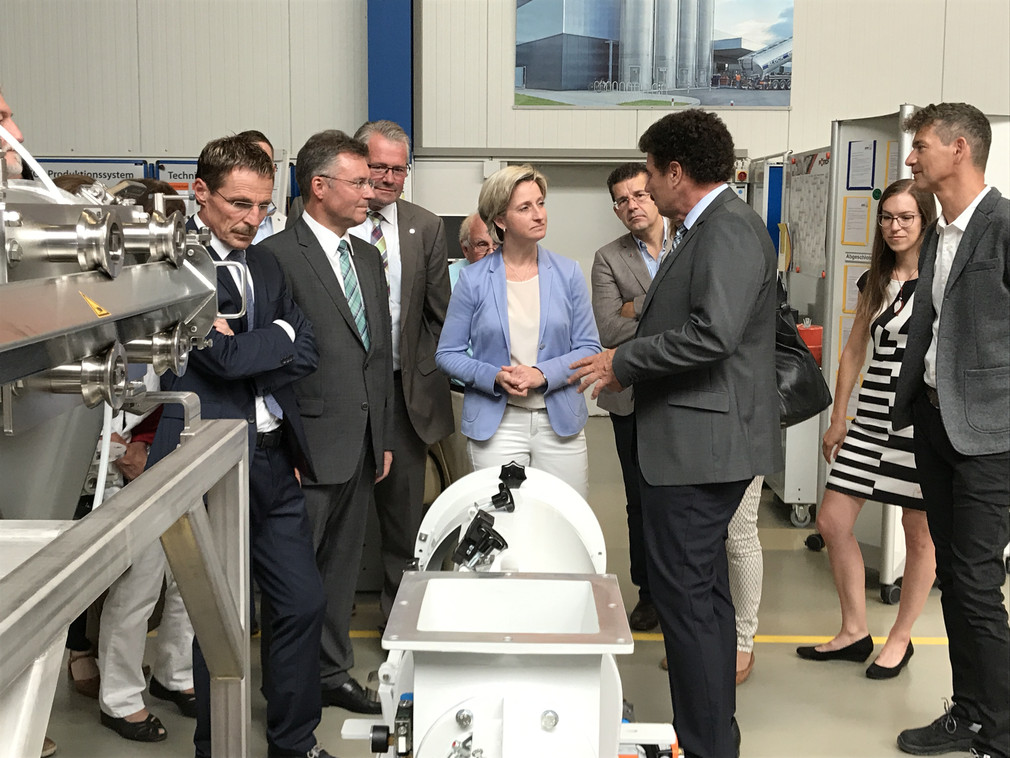 Wirtschafts- und Arbeitsministerin Dr. Nicole Hoffmeister-Kraut hat ihre regelmäßigen Kreisbereisungen im Land am 17. Juli 2017 mit einem Besuch im Neckar-Odenwald-Kreis fortgesetzt.