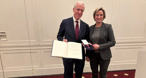Wirtschaftsministerin Dr. Nicole Hoffmeister-Kraut (rechts) übergibt Albrecht Kruse (links) das Bundesverdienstkreuz.