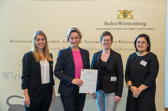 Die Ministerin für Wirtschaft und Tourismus Frau Dr.Nicole Hoffmeister-Kraut übergibt die Förderbescheide für berufliche Bildung an die Bildungseinrichtungen in Baden-Württemberg.