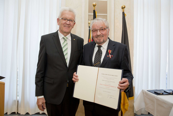 Tag des Ehrenamtes Kretschmann würdigt besonderes ehrenamtliches Engagement Ministerpräsident Winfried Kretschmann (l.) und Anton Karl Hanagarth (r.)