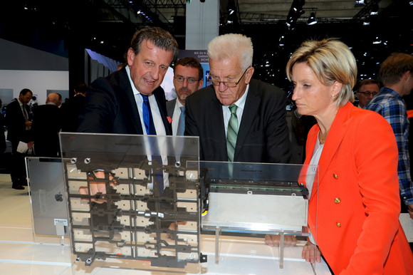 Ministerpräsident Winfried Kretschmann und die Ministerin für Wirtschaft, Arbeit und Wohnungsbau Dr. Nicole Hoffmeister-Kraut besuchten am 15. September 2017 die 67. Internationale Automobil-Ausstellung (IAA) in Frankfurt. Schwerpunkt des Besuchs waren Messeauftritte baden-württembergischer Unternehmen, die Lösungen auf dem Weg zum emissionsfreien Fahren auf dem Branchentreff präsentierten.