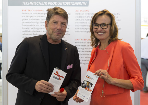 Staatssekretärin Katrin Schütz besuchte am 1. Juni 2017 die internationale Fachmesse MOULDING EXPO in Stuttgart, bei einem Messerundgang informierte Sie sich bei verschiedenen baden-württembergischen Ausstellern über die neuesten Trends im Werkzeug- und Formenbau.