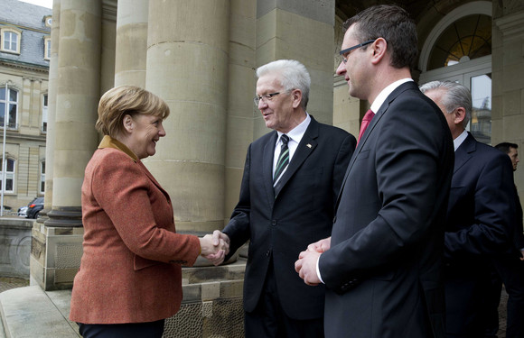 Auszeichnung Verleihung des Eugen-Bolz-Preises 2017 an Angela Merkel Bundeskanzlerin Angela Merkel (l.), Ministerpräsident Winfried Kretschmann (M.) und der Rottenburger Oberbürgermeister Stephan Neher (r.)