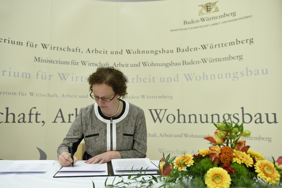 Auf Initiative von Wirtschaftsministerin Dr. Nicole Hoffmeister-Kraut haben am 5. Mai 2017 mehr als 20 Partnerorganisationen aus Unternehmen, Kammern und Verbänden, Gewerkschaften, Wissenschaft und Politik die „Initiative Wirtschaft 4.0 Baden-Württemberg“ gestartet. Mit der Initiative wollen die beteiligten Partnerinnen und Partner die Unternehmen im Land und ihre Beschäftigten branchenübergreifend bei der Digitalisierung unterstützen und den deutschen Südwesten als internationalen Premiumstandort für die digitalisierte Wirtschaft noch sichtbarer machen.