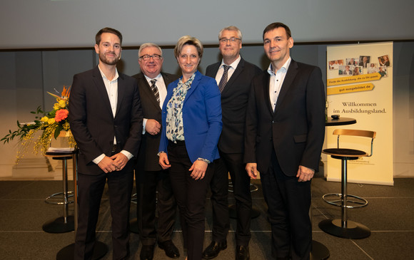 Ausbildung 4.0 Forum Ausbildung 4.0 digital - vernetzt - zukunftsfähig Forum Ausbildung 4.0