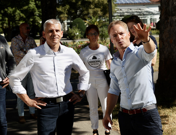 Markus Spettel, Geschäftsführer der Kur- und Bäder GmbH Bad Dürrheim, spricht mit Staatssekretär Dr. Patrick Rapp im Natur- und Erlebnispark Bad Dürrheim