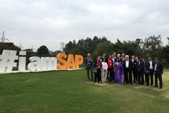 Delegationsreise Ministerpräsident Kretschmann besucht Indien Gruppenbild anlässlich des Besuchs von Staatsminister Klaus-Peter Murawski bei SAP Labs India Pvt. Ltd. in Bangalore