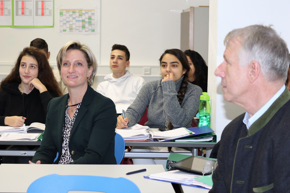 Kreisbereisung Ministerin besucht den Landkreis Biberach Ministerin Hoffmeister-Kraut im Klassenzimmer (Bild: © Ministerium für Wirtschaft, Arbeit und Wohnungsbau)