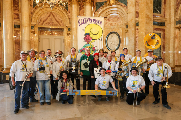 Fastnacht Närrischer Staatsempfang der Landesregierung Gruppenbild mit der Musikkapelle „Kleinpariser Fleckahuper“ der Narrenzunft Ergenzingen