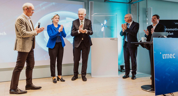 von links nach rechts: Jo De Boeck, imec Chief Strategy Officer; Wirtschaftsministerin Dr. Nicole Hoffmeister-Kraut; Ministerpräsident Winfried Kretschmann; Luc Van den hove, President and Chief Executive Officer of imec und Bart Plackle, imec Vice-President Automotive