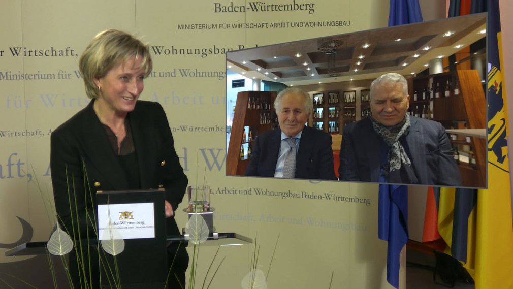 Mit der Wirtschaftsmedaille des Landes Baden-Württemberg wurde das Familienunternehmen Di Gennaro Feinkost- und Weinhandelsgesellschaft mbH aus Stuttgart ausgezeichnet. Die Geschäftsführer Antonio Di Gennaro und Michele Di Gennaro nahmen die Ehrung stellvertretend entgegen.