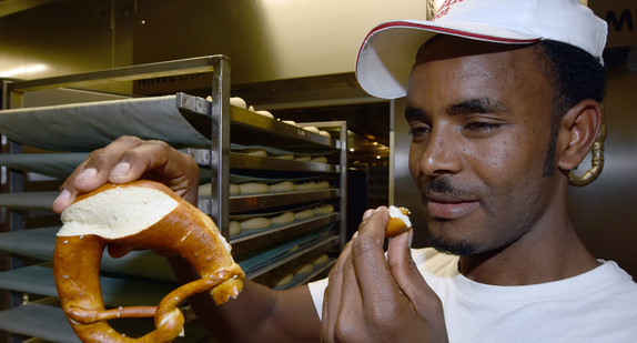 Flüchtling aus Eritrea begann eine Ausbildung zum Bäcker (Bild: © dpa)