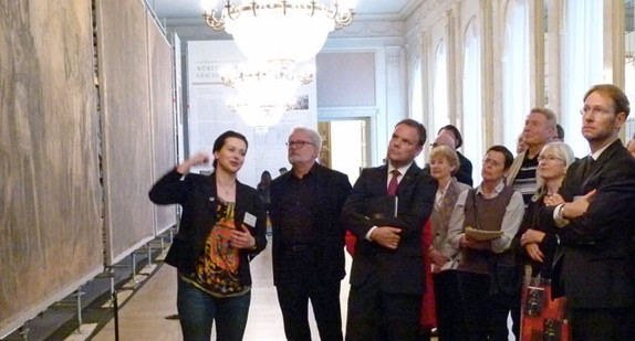Die Staatssekretäre Klaus-Peter Murawski und Ingo Rust (2. und 3. v.l.) haben am 3. September 2014 eine Ausstellung mit bisher noch nie öffentlich ausgestellten Gegenbaur-Skizzenkartons im Stuttgarter Neuen Schloss eröffnet.