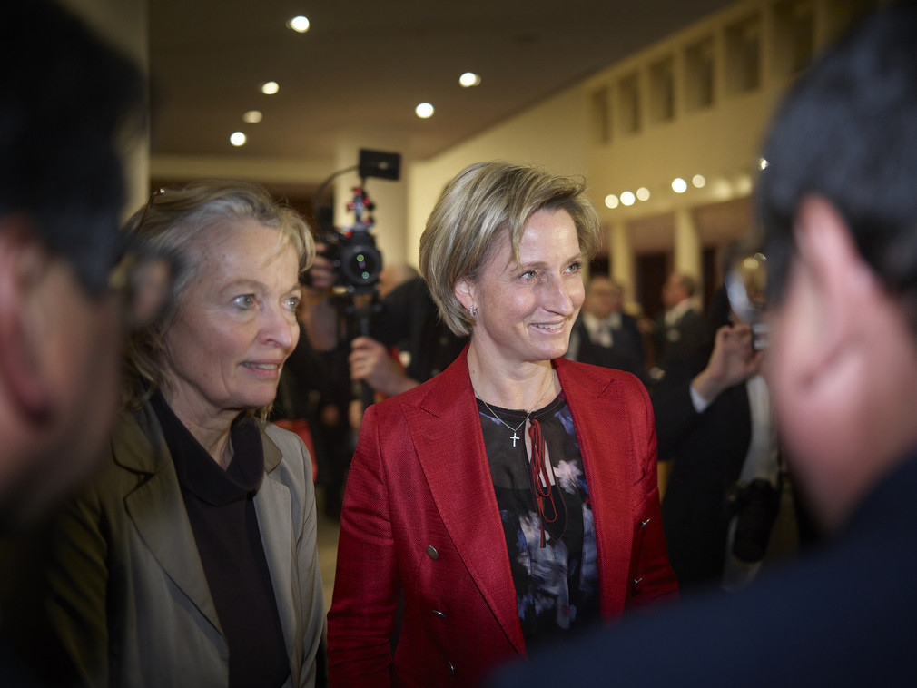 Ministerin Hoffmeister-Kraut lacht in eine Kamera (Bild: © Jan Pauls)