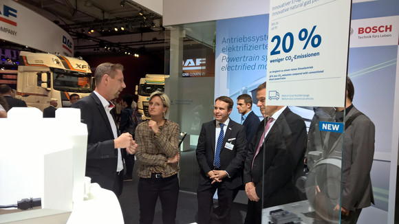 Wirtschaftsministerin Dr. Nicole Hoffmeister-Kraut hat sich am 23. September 2016 beim Besuch auf der 66. IAA Nutzfahrzeuge in Hannover einen Eindruck von den Trends der Industrie aus Baden-Württemberg in Forschung, Produktion sowie über künftige Herausforderungen im Bereich vernetztes und automatisiertes Fahren sowie der Elektromobilität im Nutzfahrzeug verschafft.