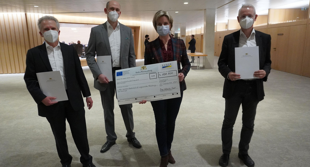 Wirtschaftsministerin Hoffmeister-Kraut bei der Scheckübergabe mit drei Vertretern der Hahn-Schickard-Gesellschaft