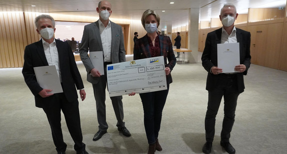 Wirtschaftsministerin Hoffmeister-Kraut bei der Scheckübergabe mit drei Vertretern der Hahn-Schickard-Gesellschaft