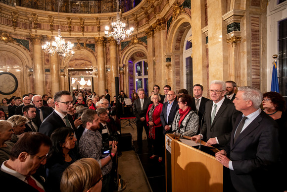 Empfang Neujahrsempfang der Landesregierung Ministerpräsident Winfried Kretschmann und Ehefrau Gerlinde mit den Mitgliedern des Kabinetts (r.) vor den Gästen (Bild: Staatsministerium Baden-Württemberg)
