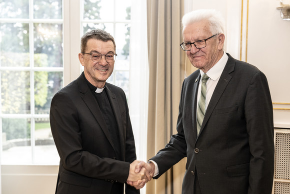 Kirche Treueversprechen des designierten Bischofs von Rottenburg-Stuttgart Ministerpräsident Winfried Kretschmann (rechts) und der designierte Bischof von Rottenburg-Stuttgart, Prälat Dr. Klaus Krämer (links).