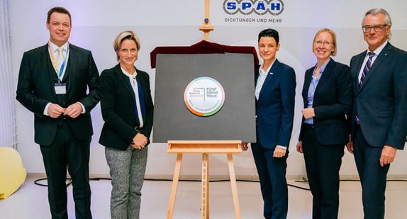 Wirtschaftsministerin Dr. Nicole Hoffmeister-Kraut hat am 28. November 2016 bei der Karl Späh GmbH & Co. KG in Scheer die sogenannte „Fünf Sinne Tour“ eröffnet. (Foto: Thomas Niedermüller)