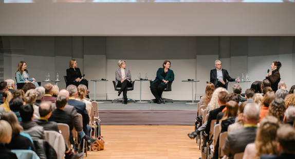 Blick in den Kongress-Saal mit Publikum und Podium