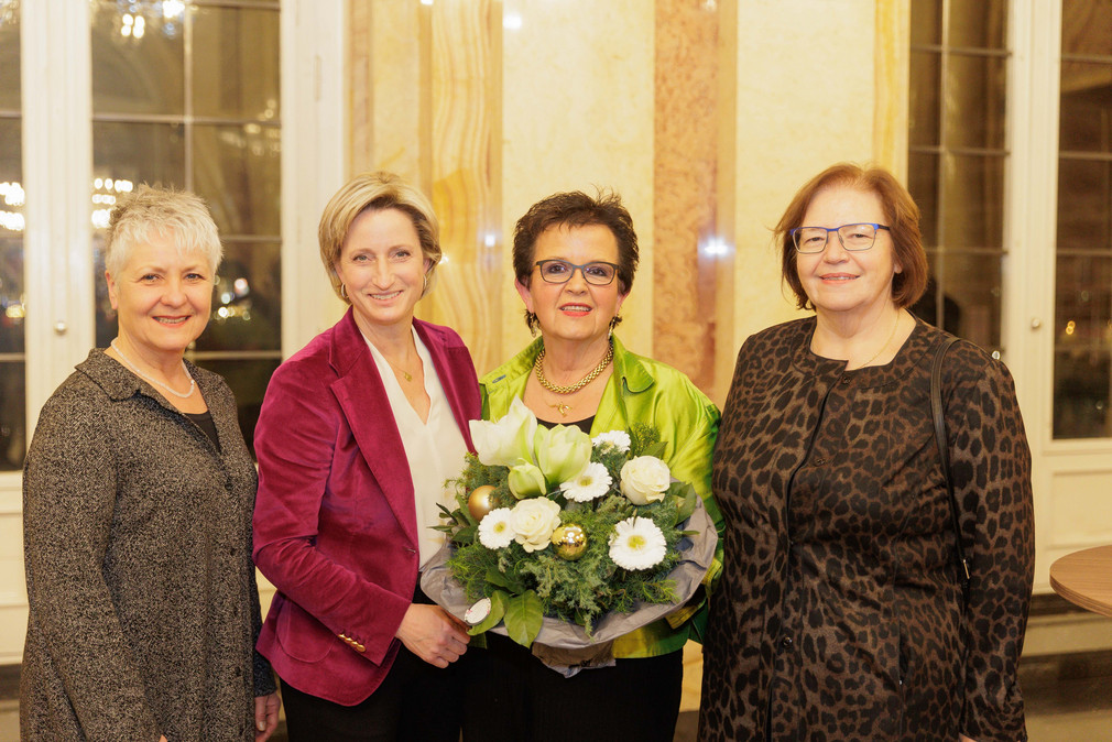 Verleihung Wirtschaftsmedaille 2022 - Ministerin Dr. Nicole Hoffmeister-Kraut und Lulu Schiffler-Betz